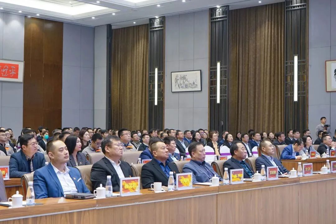 弘揚勞模精神 貢獻青春力量<br>瑞源控股集團“慶五一、迎五四”表彰大會圓滿召開，文達通股份多人獲獎！  ?